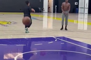 湖人新秀迪耶羅進(jìn)行恢復(fù)訓(xùn)練，他還將等待幾個(gè)星期進(jìn)行復(fù)查