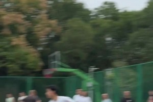 帥哥加一隊(duì)！4位女生組隊(duì)打半場3v3 看著水平還行啊