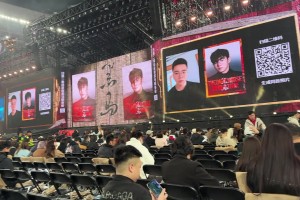 不對啊，這是李榮浩演唱會啊，也用上《橘頌色的火焰》暖場了