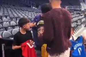 網(wǎng)傳威少?zèng)]在湖人球衣簽名？其實(shí)有后續(xù)！威少簽了腕帶送給湖蜜