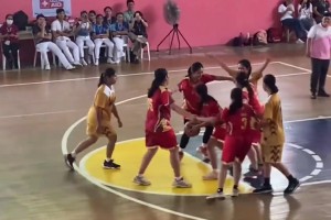 女籃比賽驚現(xiàn)四保一戰(zhàn)術(shù)，這真的不是移動(dòng)擋拆嗎??????