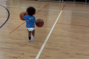 籃球要從娃娃抓起 這小孩兒運(yùn)球比你還6？