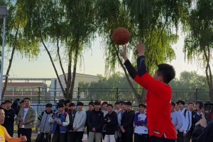 基本功還是太扎實(shí)了！科比忠實(shí)粉絲校園行半場4v4統(tǒng)治全場