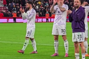 客場贏下雙紅會！紅魔球員與球迷一起分享勝利的喜悅