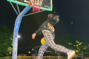 這是一個(gè)女孩能做出的動(dòng)作嗎？轉(zhuǎn)身過人接360拉桿上籃~