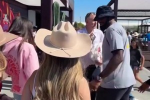 湖人隊內(nèi)訓(xùn)練精彩一幕：里夫斯單挑助教，一個背后變向?qū)⑵浠蔚?>
                                <span></span>
                                <p>湖人隊內(nèi)訓(xùn)練精彩一幕：里夫斯單挑助教，一個背后變向?qū)⑵浠蔚?/p>
                            </a>
                        </div>
                                                <div   id=