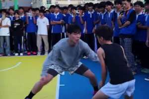 10歲籃球天才！你們覺得這小孩長大能不能打職業(yè)？！