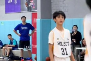 有點(diǎn)小帥啊！網(wǎng)友偶遇鄧超和孫儷看兒子打比賽~