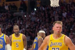 減肥后真強(qiáng)啊！東契奇持球單打，頂著庫(kù)明加拋射打成2+1??