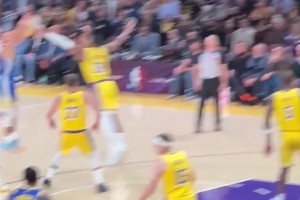 庫(kù)追默契無(wú)間！追夢(mèng)手遞手掩護(hù)擋住東契奇，助庫(kù)里三分一發(fā)入魂~