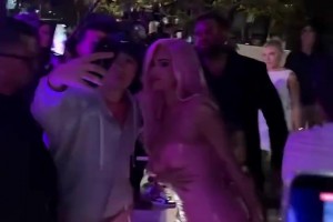 依然性感！金小妹凱莉-詹娜化身白發(fā)魔女