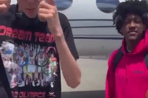 從青澀小伙到冠軍核心！三年前等待飛機(jī)起飛的切特和杰威！