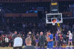 一旁斯呆芬都看呆了??艾頓賽前熱身 竟然用端尿盆投半場(chǎng)三分…