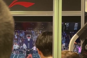 現(xiàn)場人氣爆棚??瀚森與球迷2K單挑，用馬盧阿奇血帽+隔扣自己