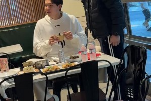 楊瀚森師徒見面很溫馨??！楊瀚森的發(fā)型只有劉教練可以說他了??