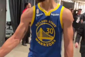 開門紅！庫里賽后球員通道念叨：第一場拿下，還有81場！