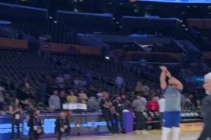 對陣湖人，庫里賽前三分訓(xùn)練，輕松得像喝水一樣！