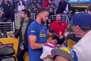 擁有反客為主的人氣??庫(kù)里在湖人主場(chǎng)球員通道給球迷們簽名~