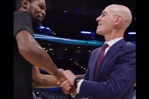 人情世故這塊??杜蘭特賽前與肖華擁抱握手寒暄~