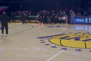 這球感是真無(wú)敵！東契奇賽前玩后場(chǎng)超遠(yuǎn)三分，直接空心入網(wǎng)??