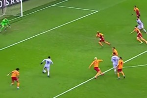 終于進(jìn)球??！實拍：皮奧門前包抄破門后趕緊擁抱助攻的隊友博尼