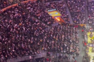 還惦記著這事??湖人揭幕戰(zhàn)，全場(chǎng)球迷高喊：謝謝獨(dú)行俠GM尼科