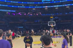 八村熱身時(shí) 身后東契奇飚超遠(yuǎn)logo shot剛好記者拍下