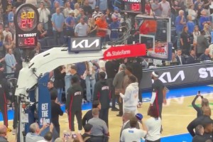 跟火箭全隊(duì)格格不入？火箭賽前出場(chǎng)儀式，只有伊森一人獨(dú)自在旁邊訓(xùn)練