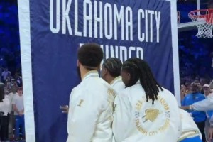 俄城第一冠！雷霆升起冠軍旗幟，小伙子們上去趕緊摸一把！