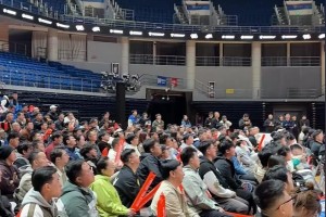 人很多?。∏鄭u隊在球館內(nèi)組織球迷一起觀看楊瀚森NBA首秀~