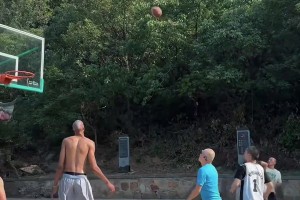 和今天的一記反身暴扣神似！原來文班亞馬在少林寺也干過這招咯