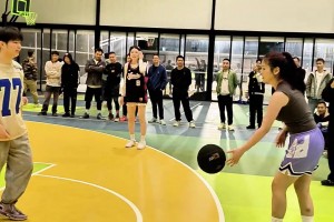 1v1這兄弟看似輸實則贏麻！小姐姐捂住胸部：你往哪打呢？