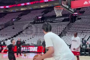 終結(jié)是必修課！楊瀚森賽前熱身練習(xí)勾手&內(nèi)線扣籃！