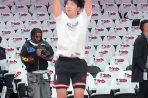 這手型如何？楊瀚森常規(guī)賽首秀賽前熱身練習(xí)外線投籃~