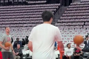 來自馬刺冠軍中鋒的指導(dǎo)！楊瀚森賽前訓(xùn)練，斯普利特特地上前指點