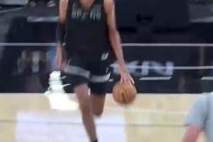 文班這一個(gè)回合讓我看到三個(gè)超巨的影子！KD、字母哥、奧尼爾！