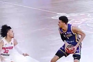 文班當(dāng)年在法甲這操作就很離譜！剛出手完立馬就閃現(xiàn)籃下補(bǔ)扣??