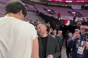 師徒情深！青島主帥劉維偉現(xiàn)場給楊瀚森助威，還和前外援里斯聊天