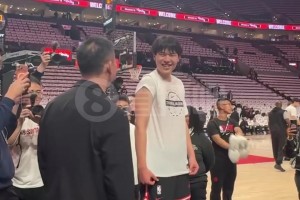 見證NBA常規(guī)賽首秀！劉維偉與楊瀚森師徒見面，一陣熱聊啊~