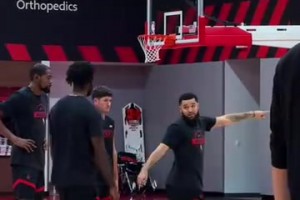 老將壓陣！范弗利特回歸訓(xùn)練館，手把手指導(dǎo)謝潑德！