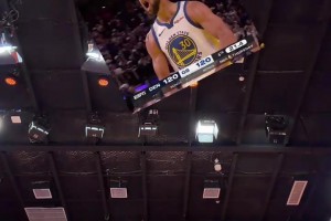 女主播小七曬看勇士直播視頻：庫(kù)里超遠(yuǎn)3分看high了！??