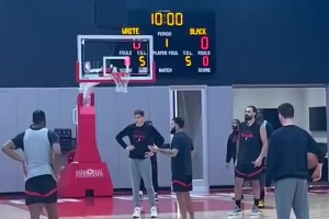 就缺你了喬丹！范弗里特今日現(xiàn)身球隊(duì)訓(xùn)練館進(jìn)行指導(dǎo)~