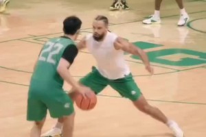 俄勒岡大學隊內(nèi)訓練！林葳運球一步晃開到訪的學長狄龍布魯克斯！