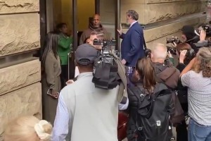 看得出表情凝重啊！比盧普斯被提審完離開法院畫面曝光！