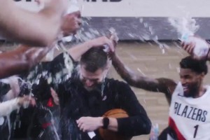 一掃陰霾！開(kāi)拓者全員潑水慶祝斯普利特首勝??小楊潑得很開(kāi)心啊