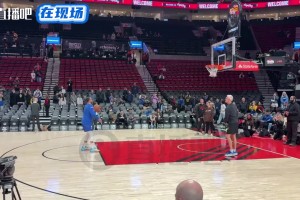 小學(xué)生很會(huì)整活??！庫(kù)里賽前熱身大秀腳法??