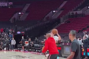 楊瀚森賽前護(hù)框練習(xí)，今天看來(lái)要化身籃下擎天柱！