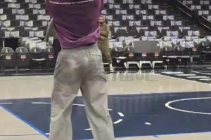 看來(lái)恢復(fù)得很不錯(cuò)！歐文賽前投籃熱身訓(xùn)練，汗水已濕透衣服！