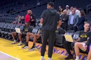 被你蒙進(jìn)了！??斯瑪特在替補(bǔ)席背對(duì)籃筐扔進(jìn)三分！