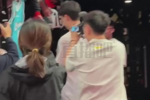 楊瀚森賽前給場(chǎng)邊球迷簽名，這人氣真是杠杠的！